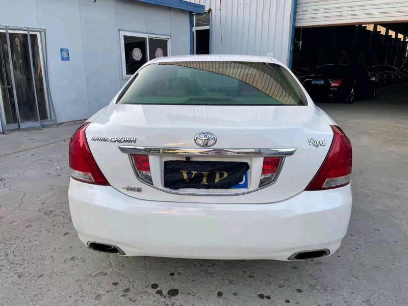 济宁10年丰田皇冠8