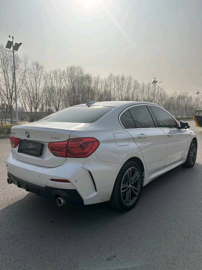 北京21年宝马1系9