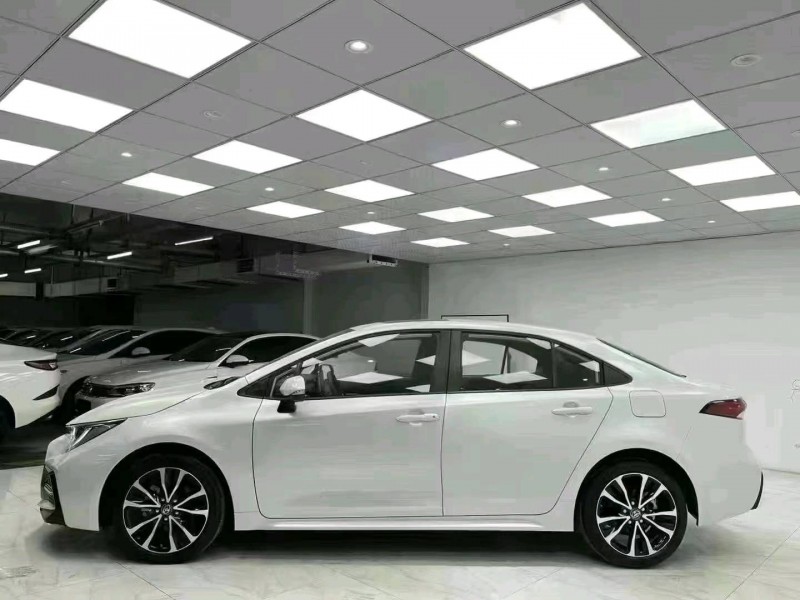 成都22年丰田雷凌3