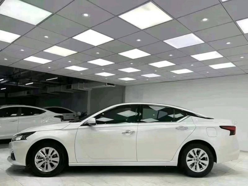 成都20年日产天籁3