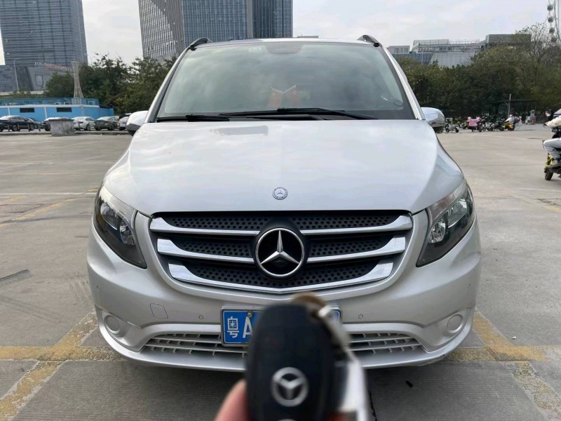 广州17年奔驰威霆1