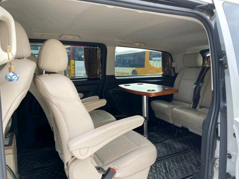 广州17年奔驰威霆8