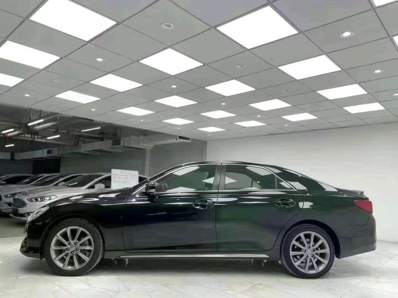 成都14年丰田锐志2