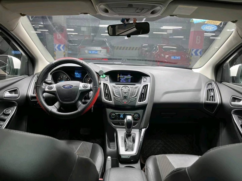 成都15年福特福克斯5