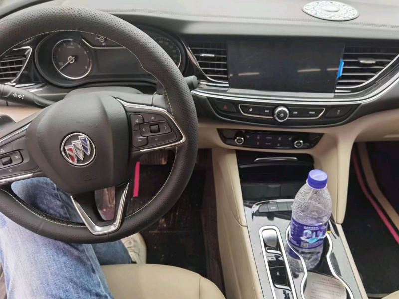 济宁21年别克君威8