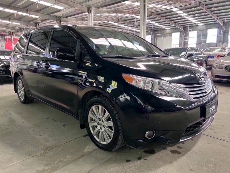 济宁17年丰田塞纳8