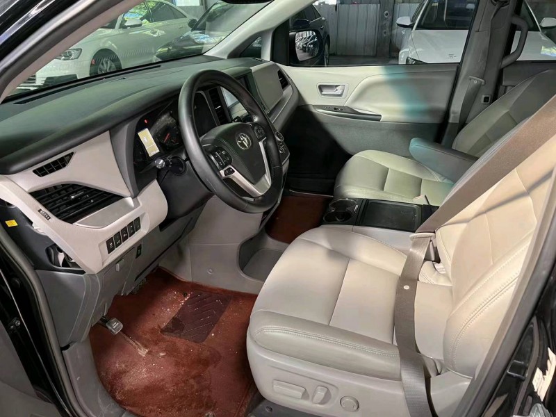 济宁17年丰田塞纳5