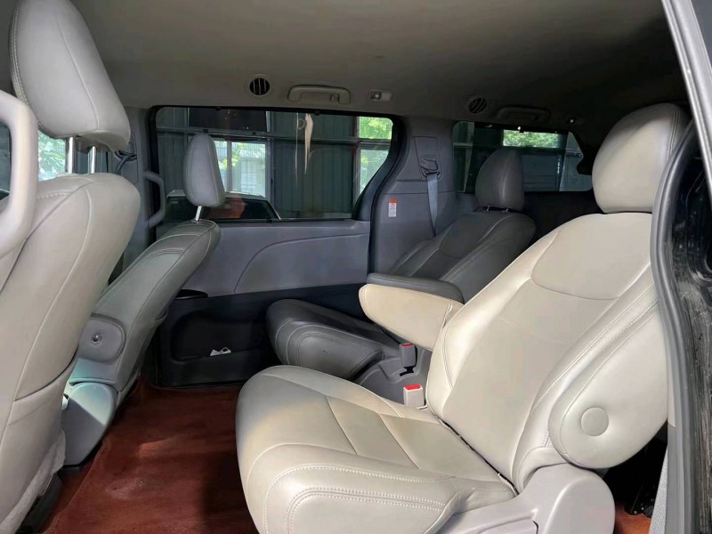 济宁17年丰田塞纳4