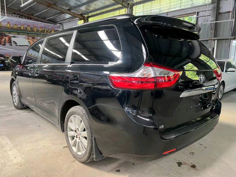 济宁17年丰田塞纳2