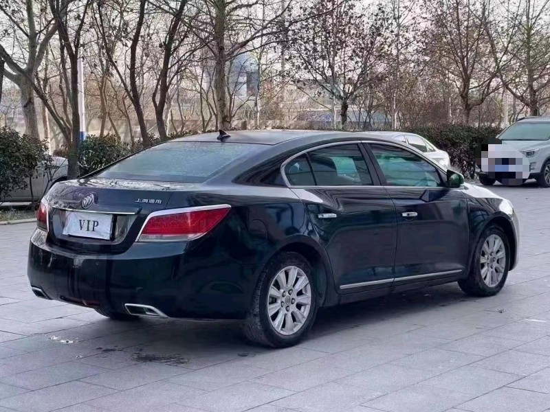 青岛10年别克君越2