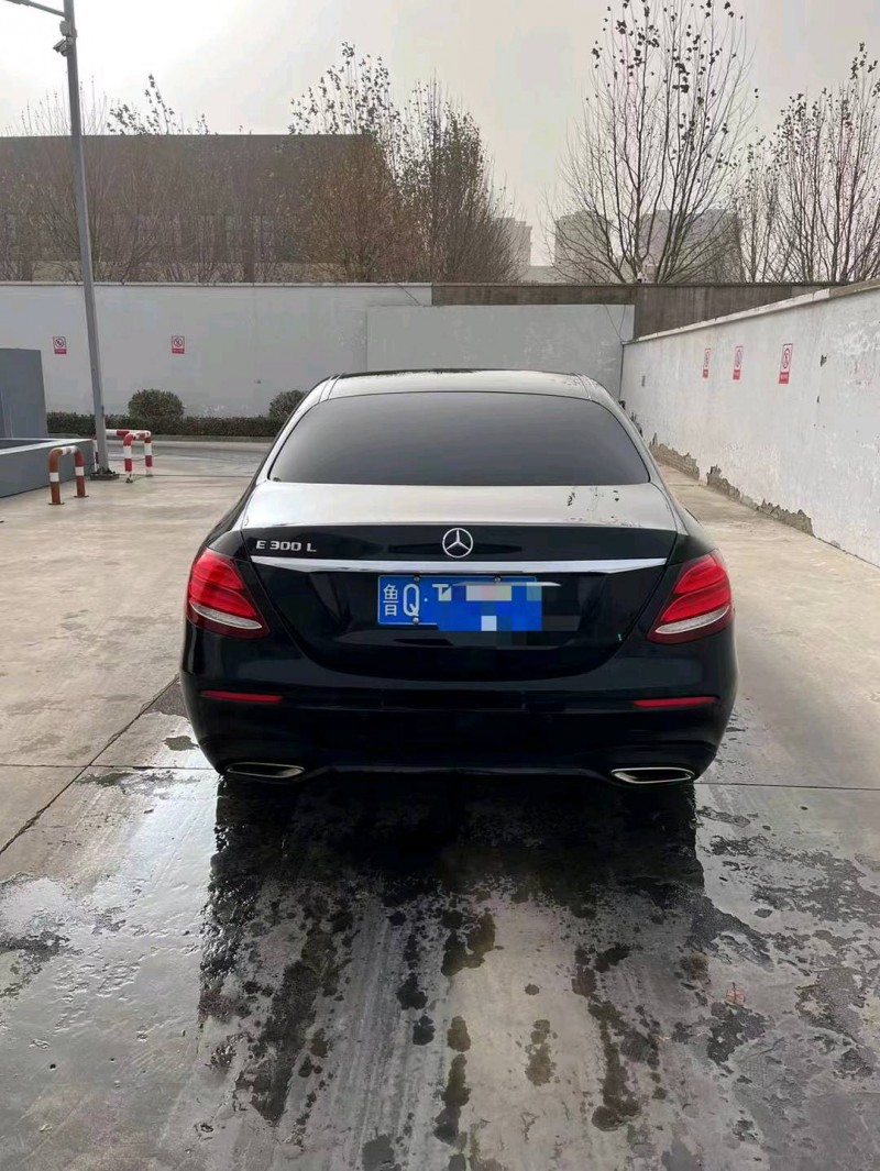 北京17年奔驰E8