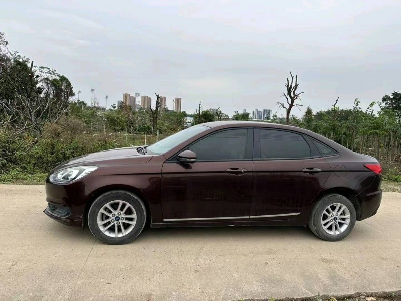 中山19年福特福睿斯2