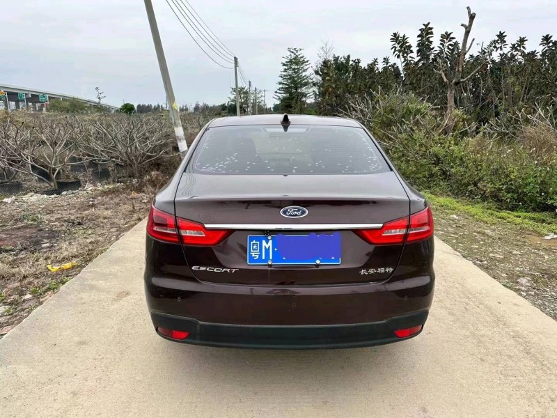 中山19年福特福睿斯1