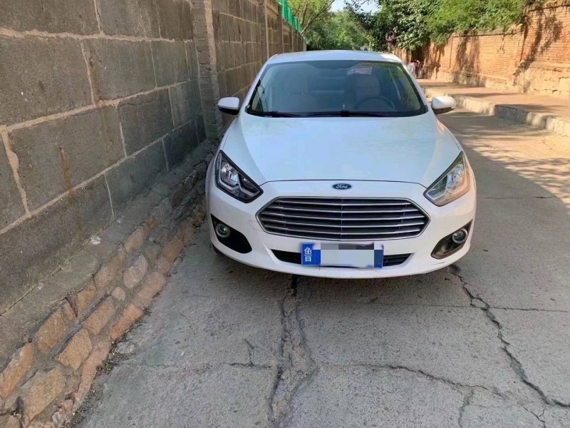 青岛16年福特福睿斯1