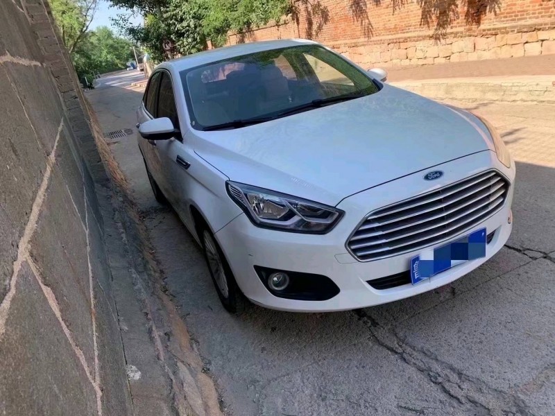 青岛16年福特福睿斯2