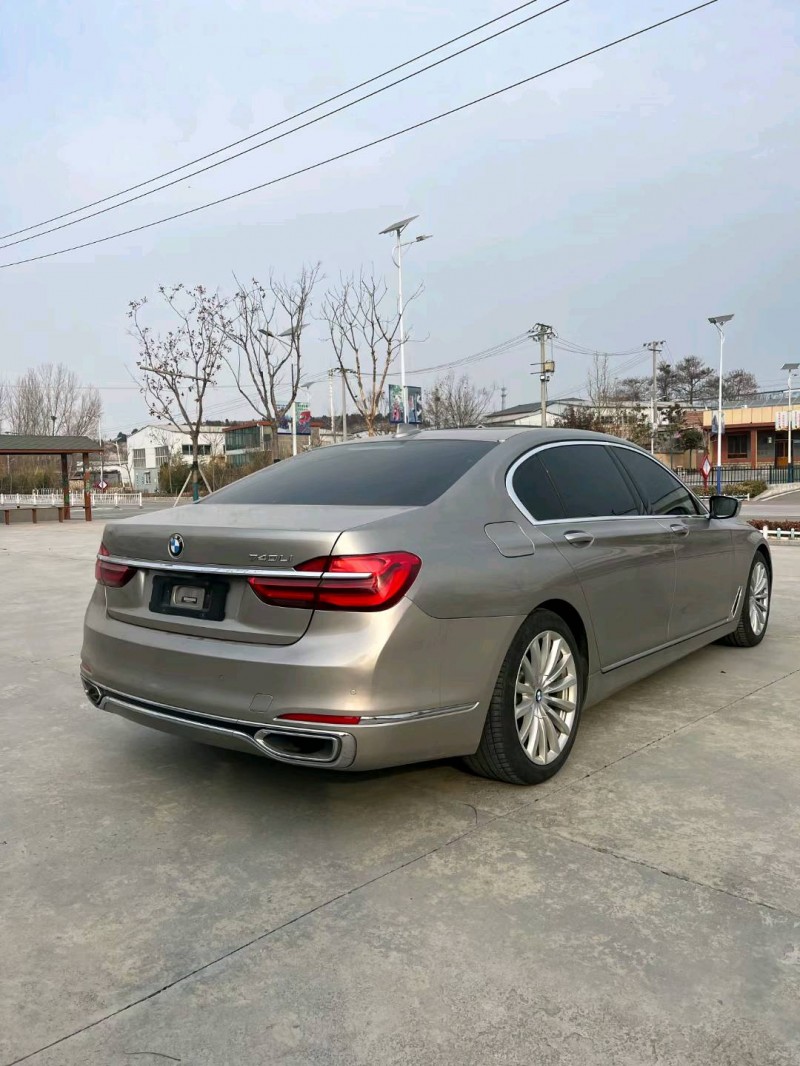 济宁17年宝马7系8