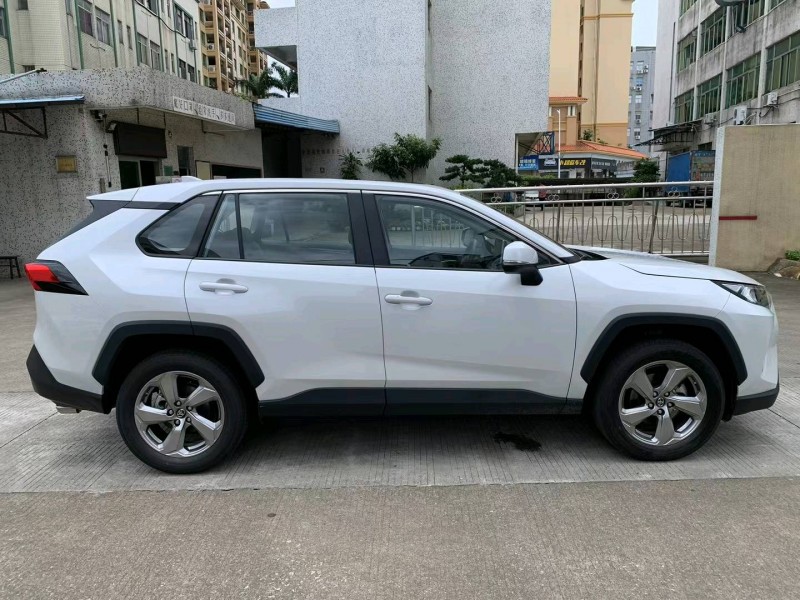 中山22年丰田RAV42