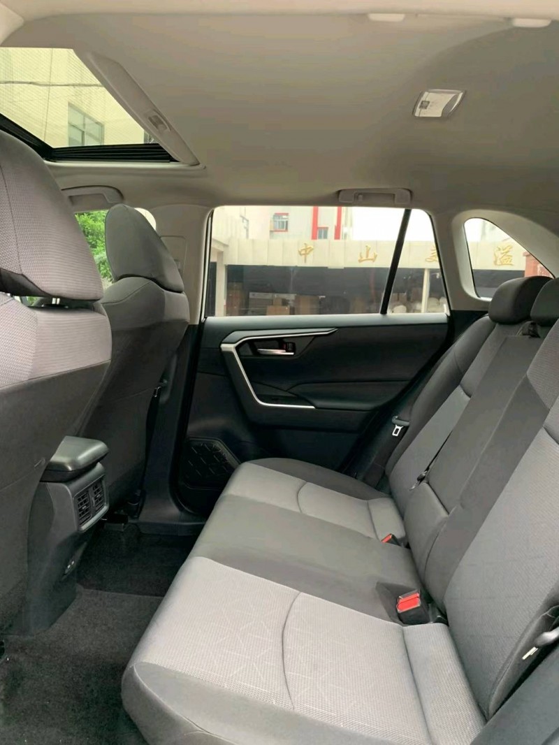 中山22年丰田RAV47