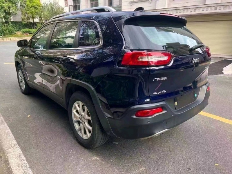 汕頭16年Jeep自由光2