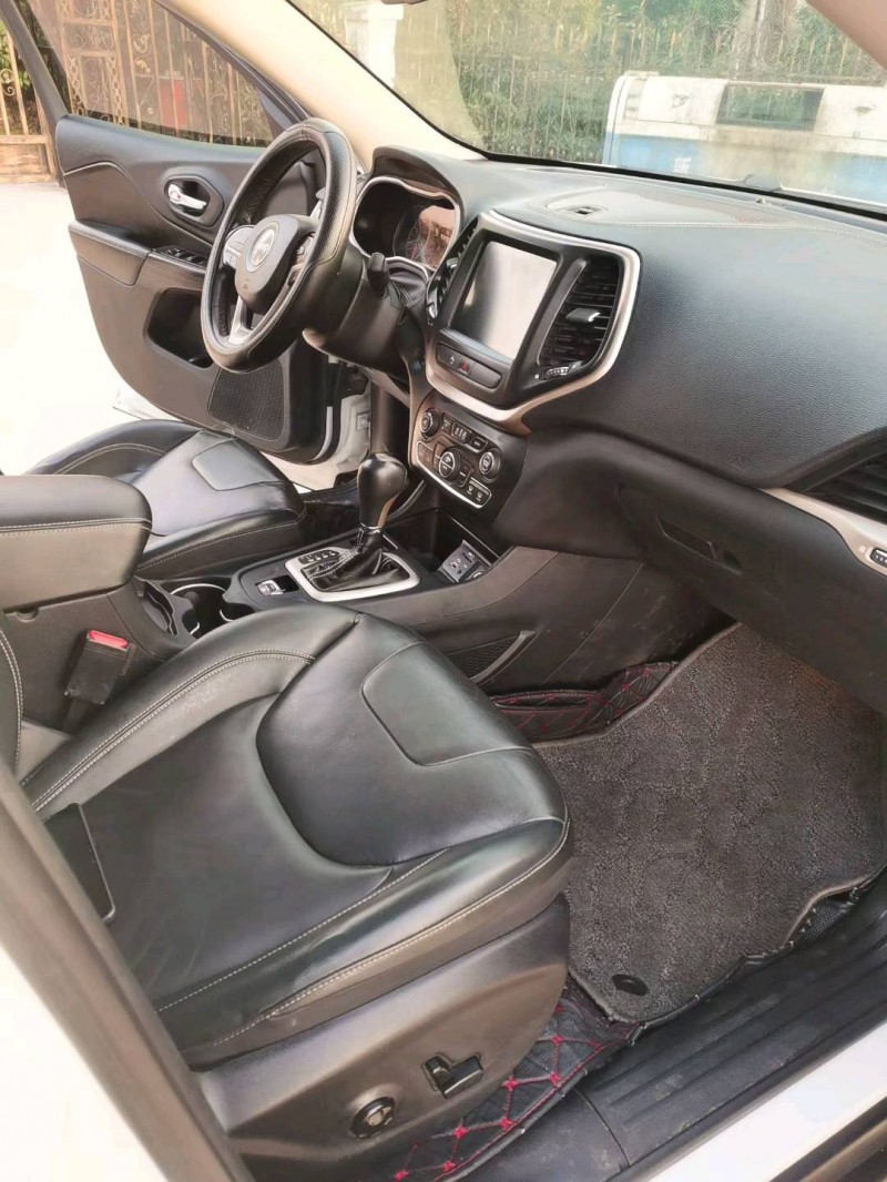 嘉兴18年Jeep自由光1