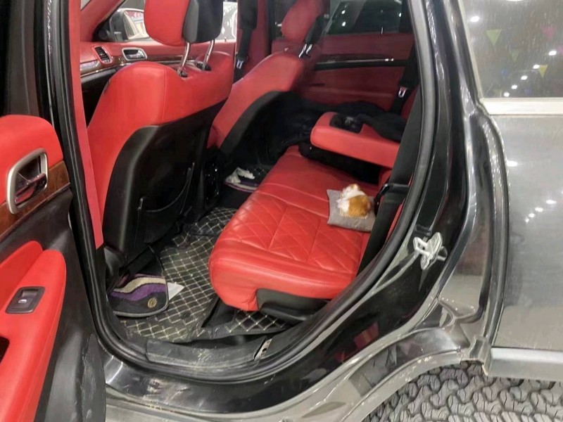济宁12年Jeep大切诺基5