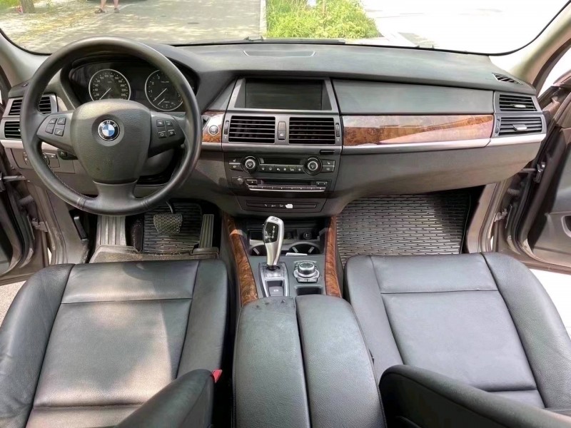 北京12年宝马X58