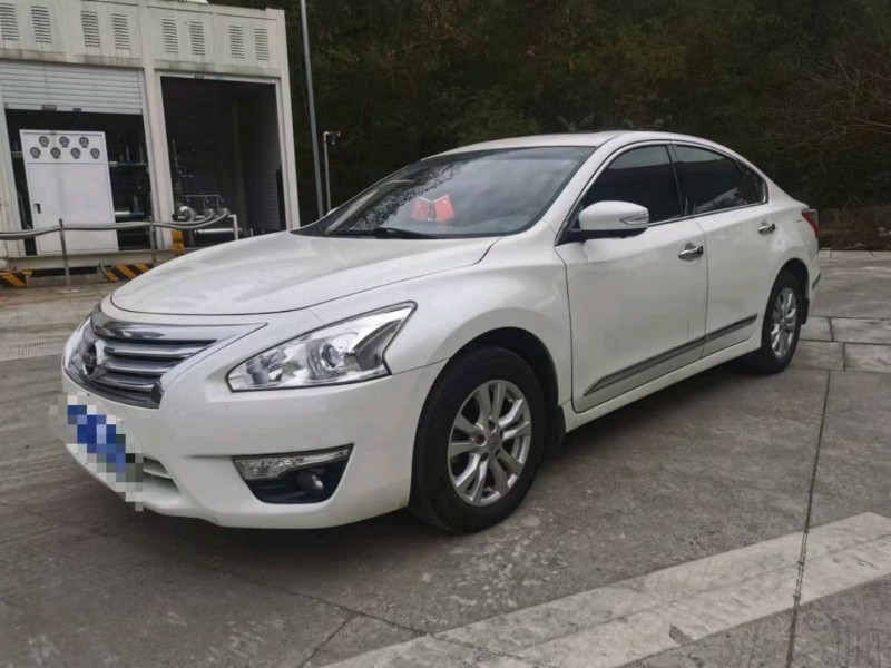 成都15年日产天籁3