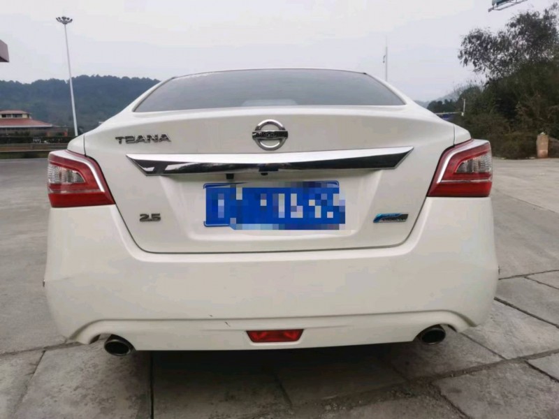 成都15年日产天籁5