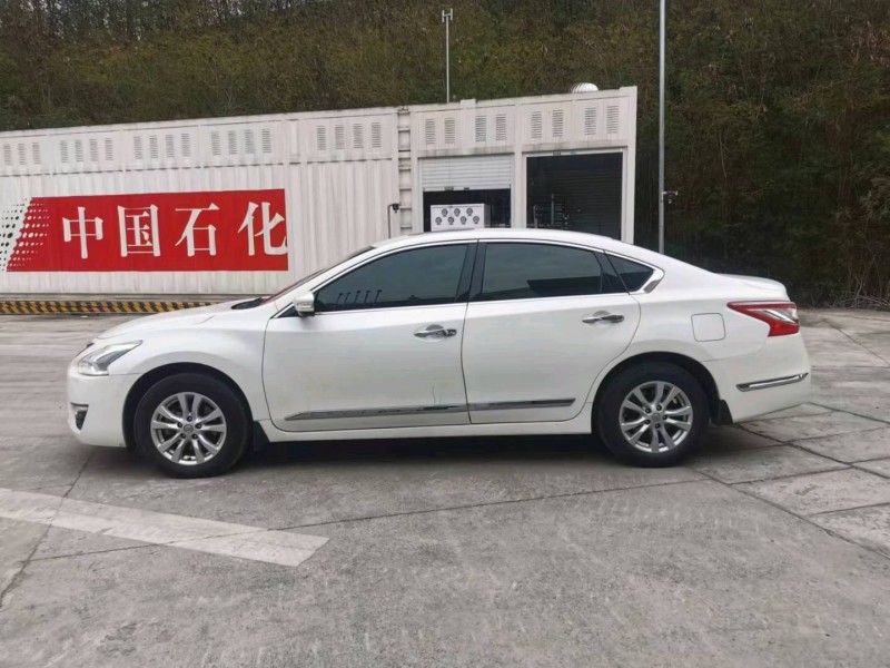 成都15年日产天籁8