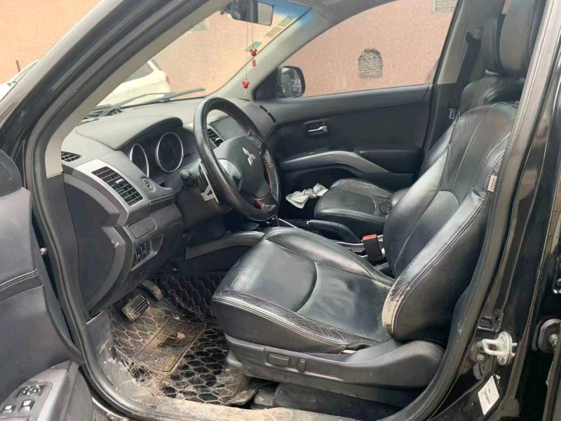 北京10年三菱欧蓝德3