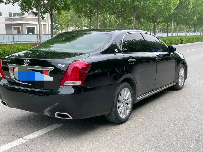 保定10年丰田皇冠3