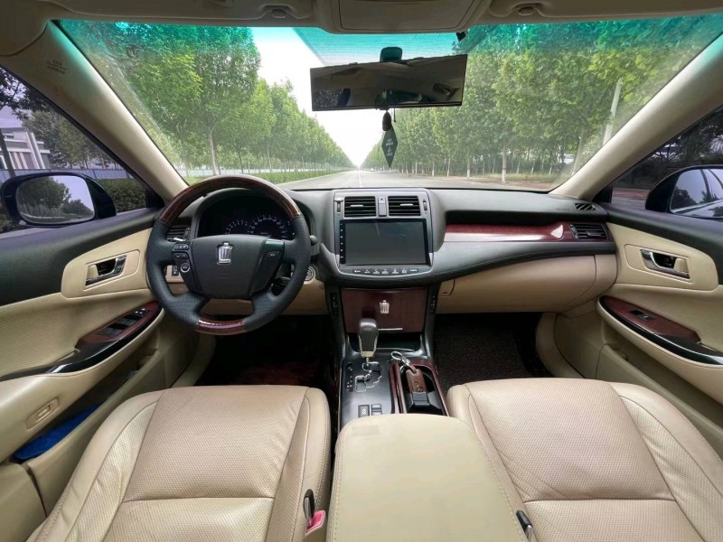 保定10年丰田皇冠8