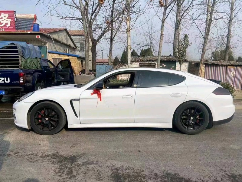 济宁12年保时捷帕拉梅拉3