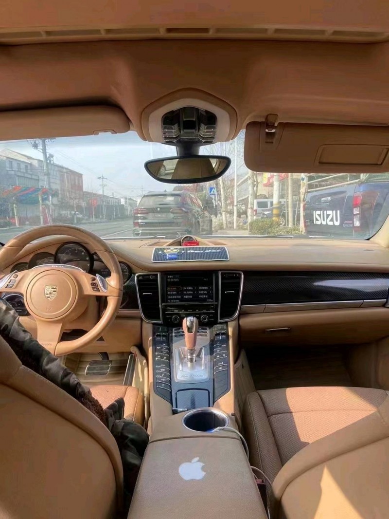 济宁12年保时捷帕拉梅拉5