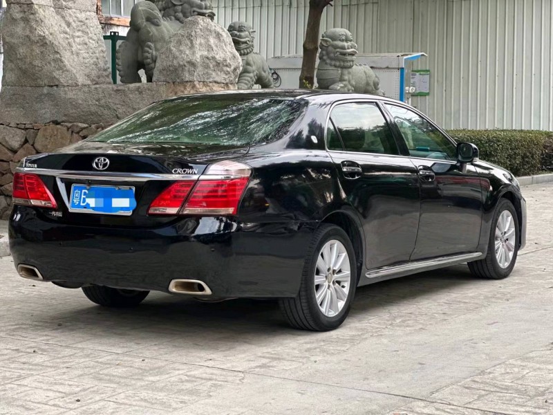 广州13年丰田皇冠8