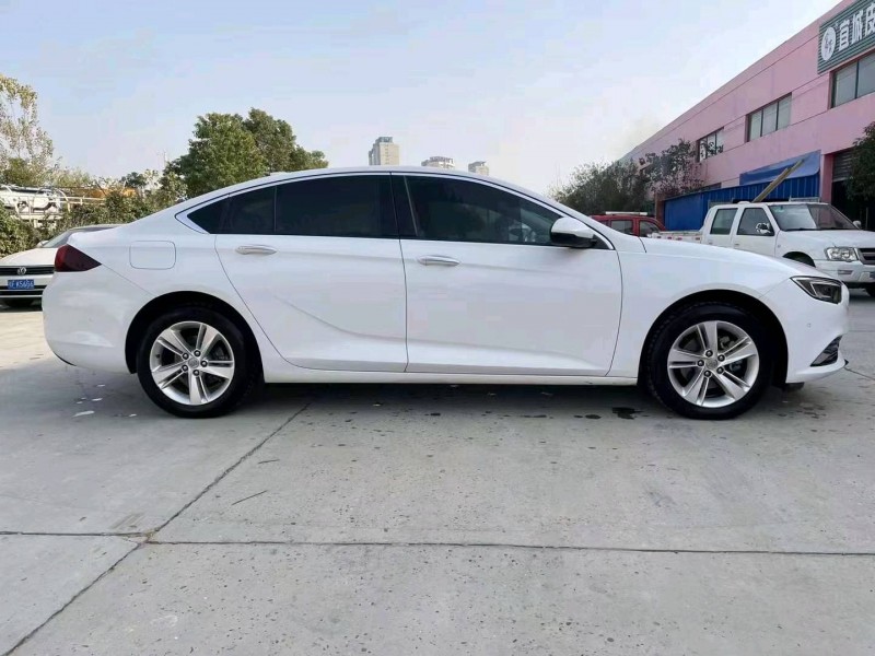 北京18年别克君威8