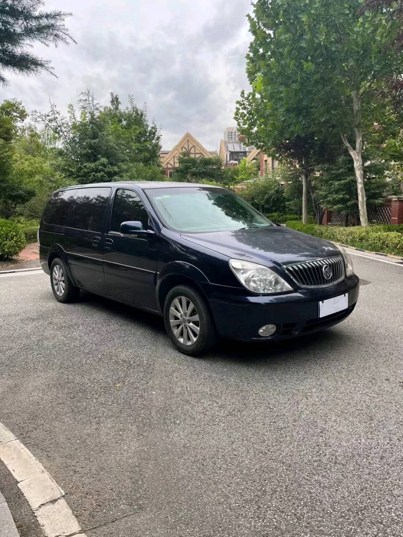 青岛17年别克GL82