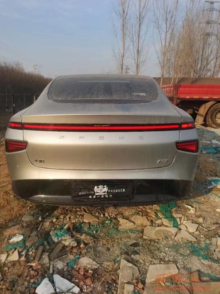 青島22年小鵬汽車p77