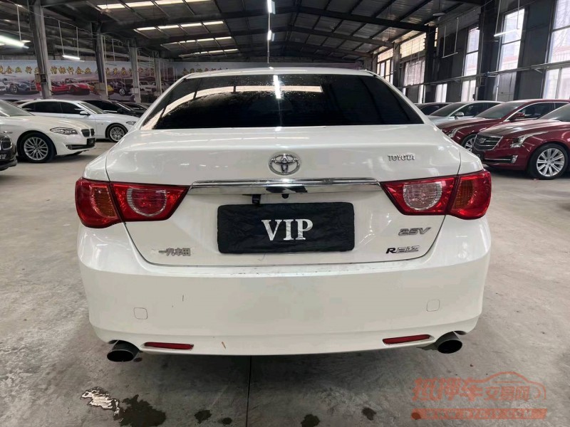 济宁11年丰田锐志1