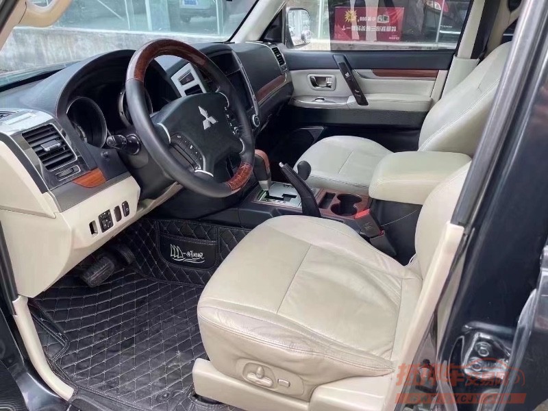 济宁12年三菱帕杰罗5