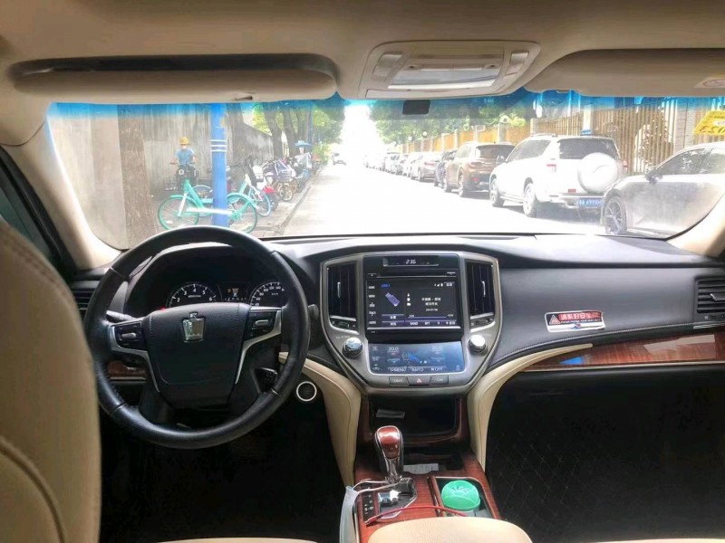 贵阳17年丰田皇冠8