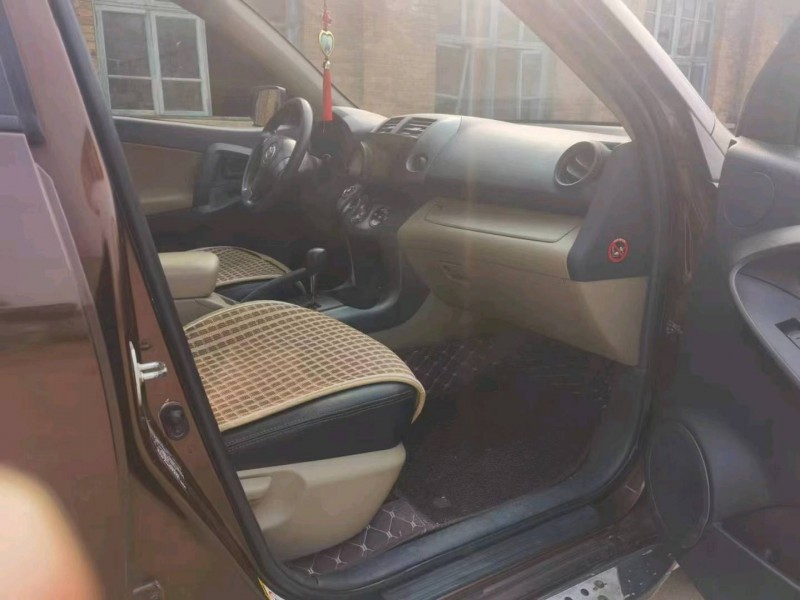 保定13年丰田RAV4荣放6