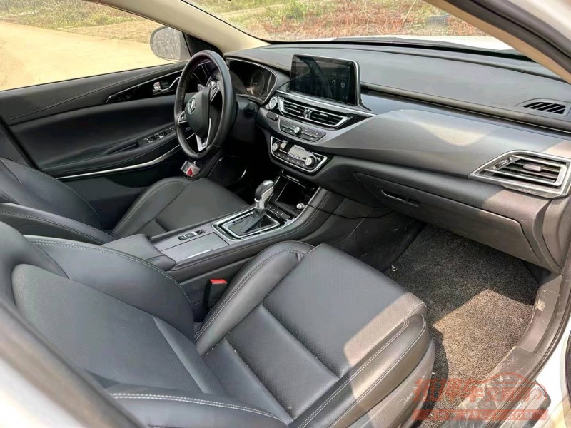珠海20年長安汽車銳程CC6