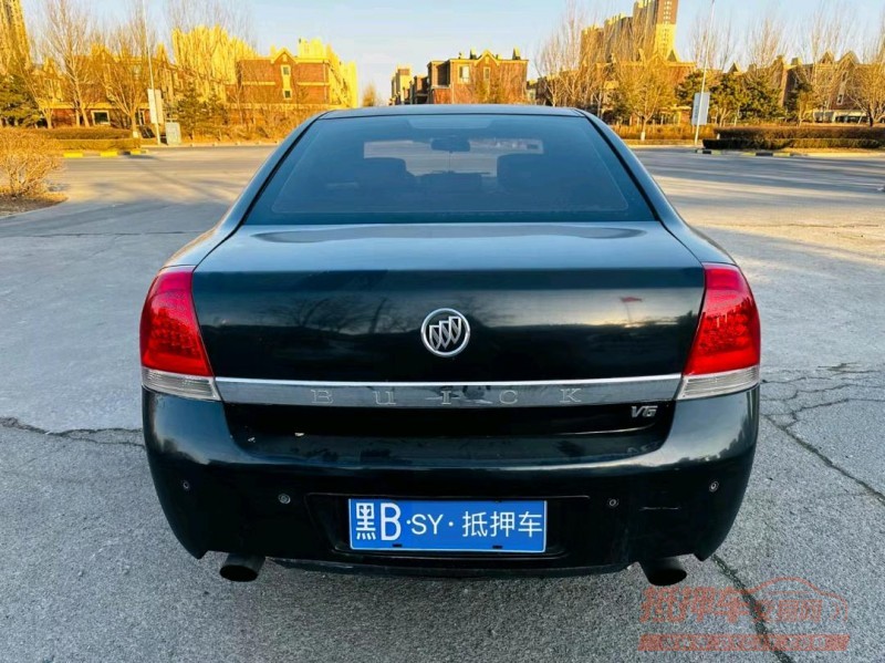 沈阳10年别克林荫大道6