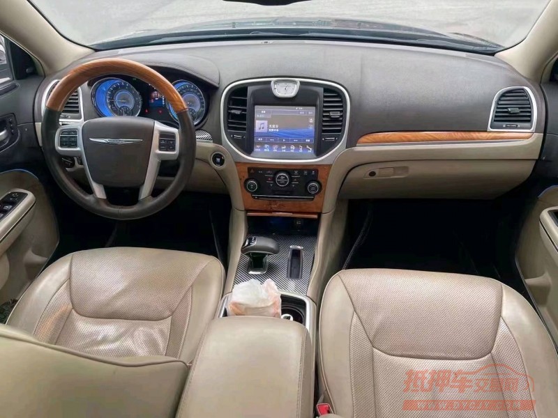 成都15年克莱斯勒300C6
