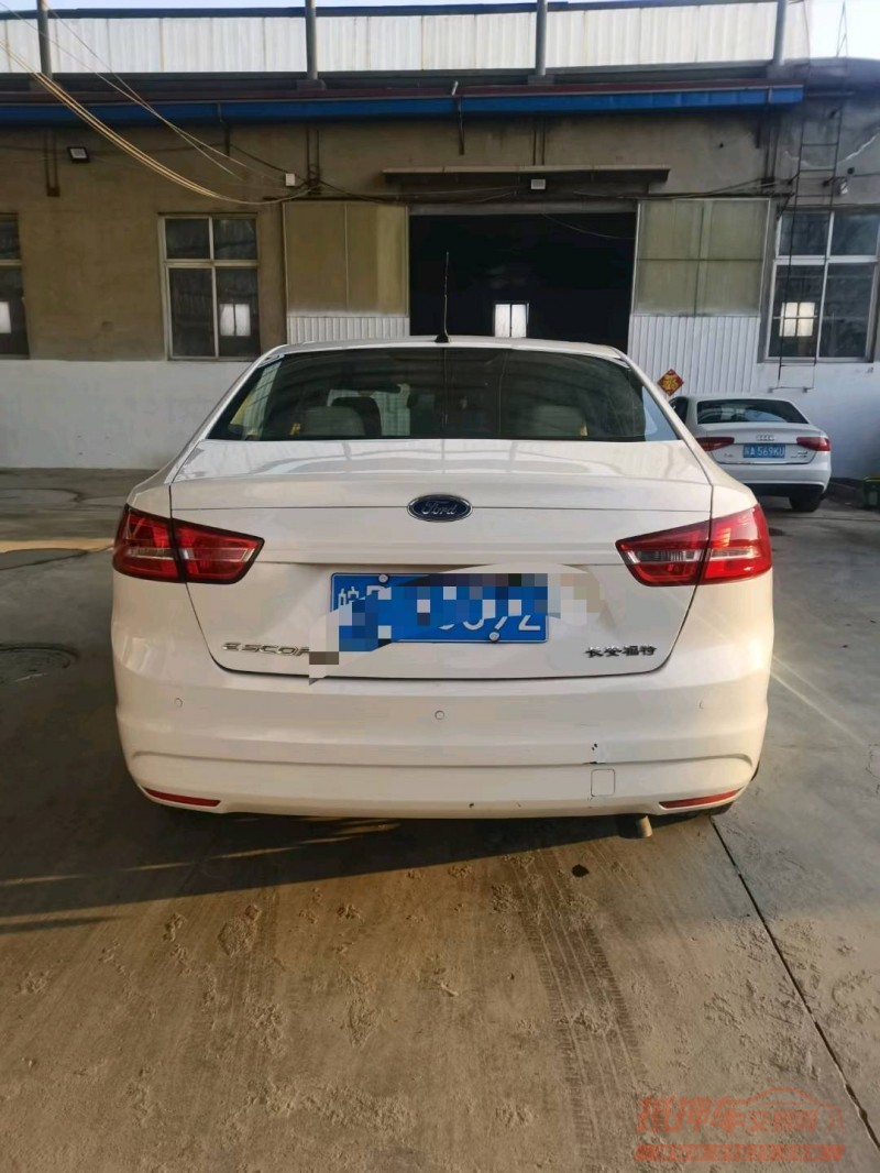 保定16年福特福睿斯9