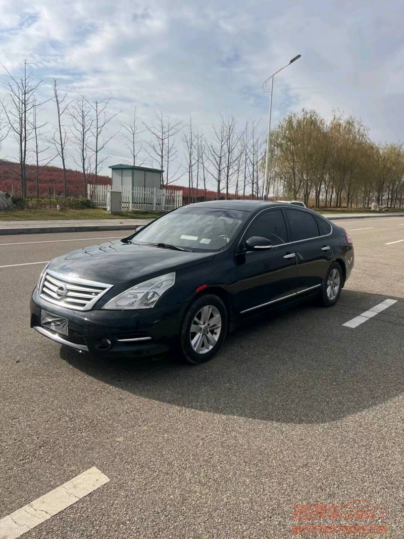 济宁12年日产天籁3