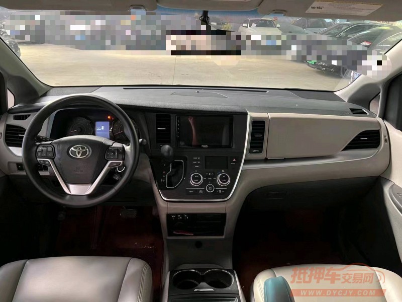 济宁17年丰田塞纳4