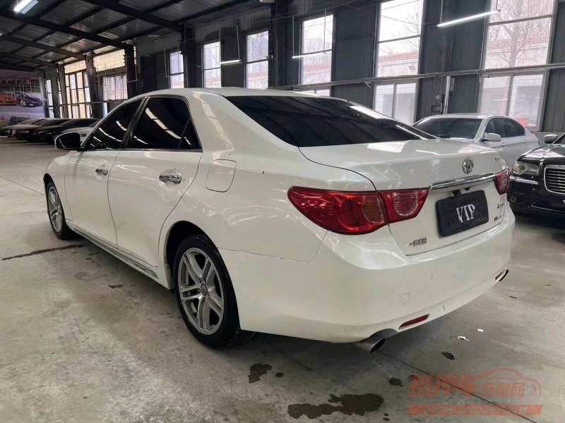 济宁11年丰田锐志8