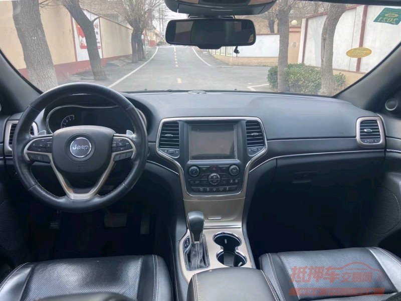 青岛17年Jeep大切诺基4